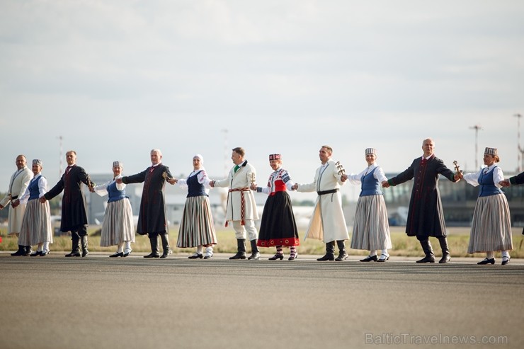 Lidostā Rīga vairāk nekā 100 dejotāju uz lidostas skrejceļa izdejoja vienu no cēlākajām latviešu nacionālajām dejām – Gatves deju 262948