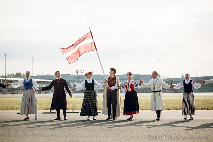 Lidostā Rīga vairāk nekā 100 dejotāju uz lidostas skrejceļa izdejoja vienu no cēlākajām latviešu nacionālajām dejām – Gatves deju 262949