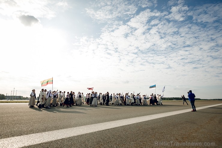 Lidostā Rīga vairāk nekā 100 dejotāju uz lidostas skrejceļa izdejoja vienu no cēlākajām latviešu nacionālajām dejām – Gatves deju 262950