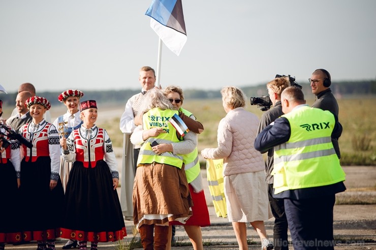 Lidostā Rīga vairāk nekā 100 dejotāju uz lidostas skrejceļa izdejoja vienu no cēlākajām latviešu nacionālajām dejām – Gatves deju 262951