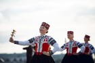Lidostā Rīga vairāk nekā 100 dejotāju uz lidostas skrejceļa izdejoja vienu no cēlākajām latviešu nacionālajām dejām – Gatves deju 12