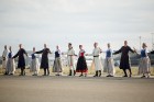 Lidostā Rīga vairāk nekā 100 dejotāju uz lidostas skrejceļa izdejoja vienu no cēlākajām latviešu nacionālajām dejām – Gatves deju 17