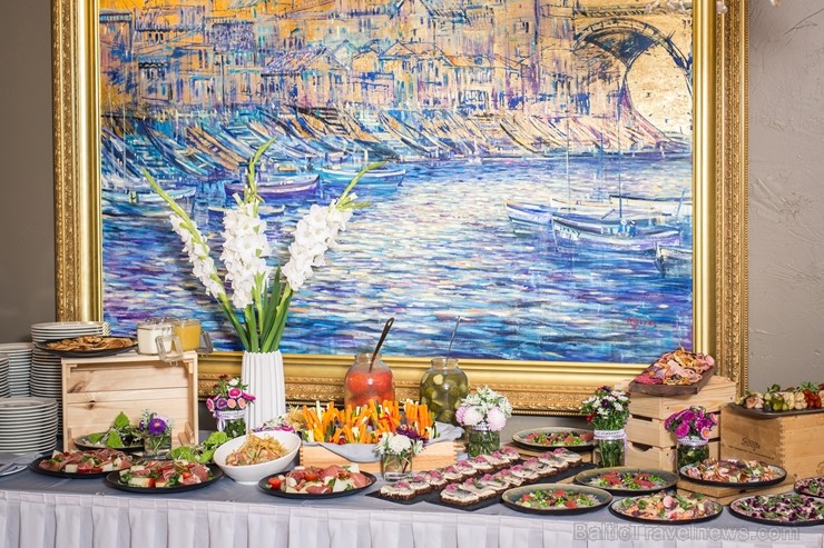 Nosvini jaunā mācību gada sākumu restorānā Baltvilla ar bagātīgu bufetes galdu un krāsainiem svētku desertiem visām gaumēm 263095