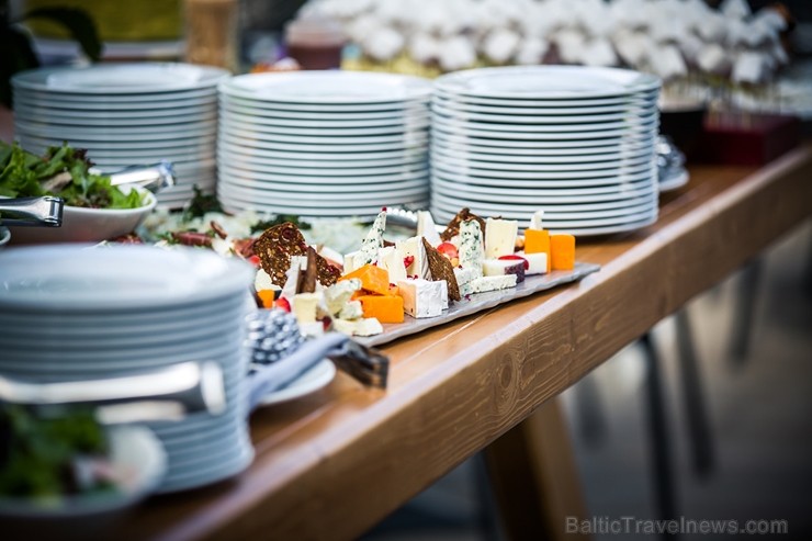 Nosvini jaunā mācību gada sākumu restorānā Baltvilla ar bagātīgu bufetes galdu un krāsainiem svētku desertiem visām gaumēm 263100