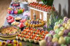 Nosvini jaunā mācību gada sākumu restorānā Baltvilla ar bagātīgu bufetes galdu un krāsainiem svētku desertiem visām gaumēm 8