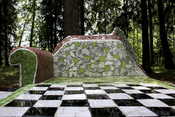 Gulbenes novadā Stradu pagasta esošajā Stāķu parkā, ir izvietots dīvāns, atpūtas krēsls un galds, uz kura var spēlēt šahu, un tas viss veidots skaistā 263449