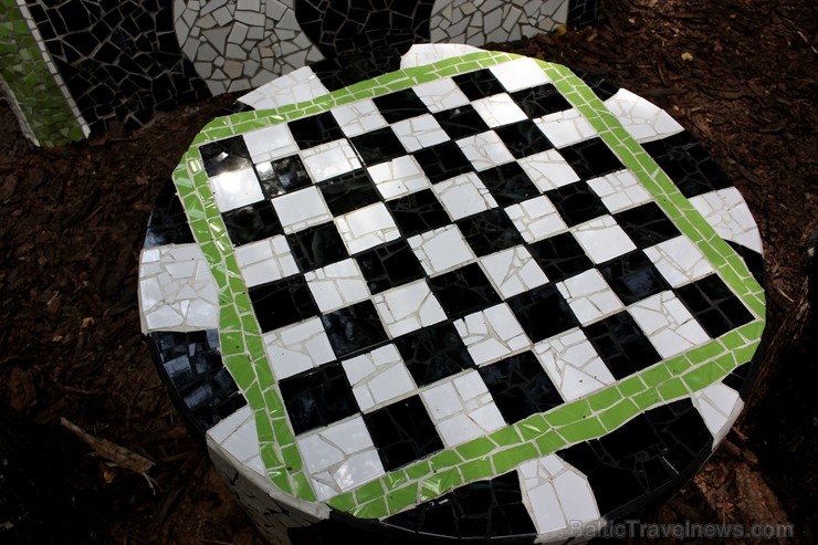 Gulbenes novadā Stradu pagasta esošajā Stāķu parkā, ir izvietots dīvāns, atpūtas krēsls un galds, uz kura var spēlēt šahu, un tas viss veidots skaistā 263462