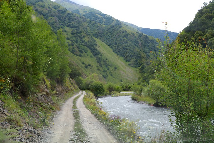 Ar 4x4 mikroautobusu izbraucam maršrutu Šatili - Mutso Kaukāza kalnos. Atbalsta: Georgia.Travel 263617