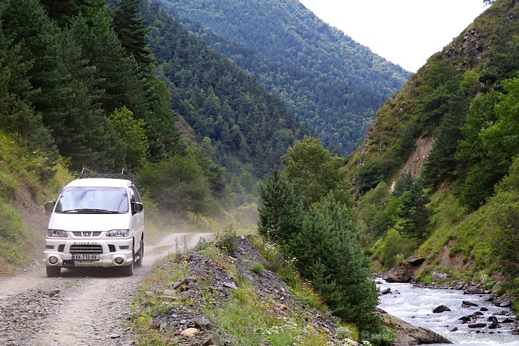 Ar 4x4 mikroautobusu izbraucam maršrutu Šatili - Mutso Kaukāza kalnos. Atbalsta: Georgia.Travel 263622