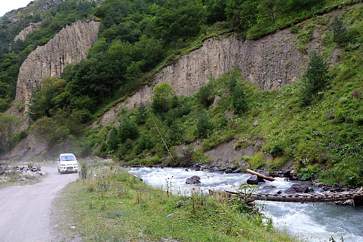 Ar 4x4 mikroautobusu izbraucam maršrutu Šatili - Mutso Kaukāza kalnos. Atbalsta: Georgia.Travel 263624