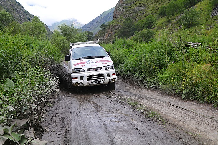 Ar 4x4 mikroautobusu izbraucam maršrutu Šatili - Mutso Kaukāza kalnos. Atbalsta: Georgia.Travel 263627