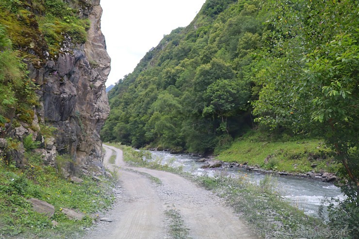 Ar 4x4 mikroautobusu izbraucam maršrutu Šatili - Mutso Kaukāza kalnos. Atbalsta: Georgia.Travel 263651