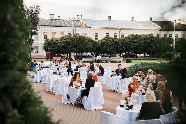 Viesnīcas Park Hotel Latgola restorāna PLAZA komanda 22.08.2019 rīkoja ekskluzīvas vakariņas neparastā vietā - Daugavpils Universitātes skvērā 263712