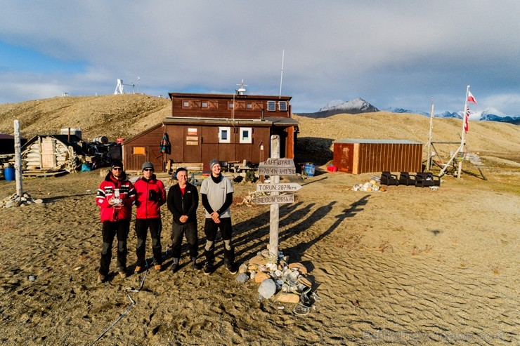 Latvijas Universitātes zinātnieki atgriezušies no ekspedīcijas Svalbāras arhipelāgā, kur tie pētīja ledājus un vides piesārņojumu vietā, kuru no Zieme 263876