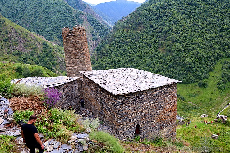 Travelnews.lv apmeklē Mutso ciemu Kaukāza kalnos un iepazīst viduslaiku cietoksni.  Atbalsta: Georgia.Travel 264042