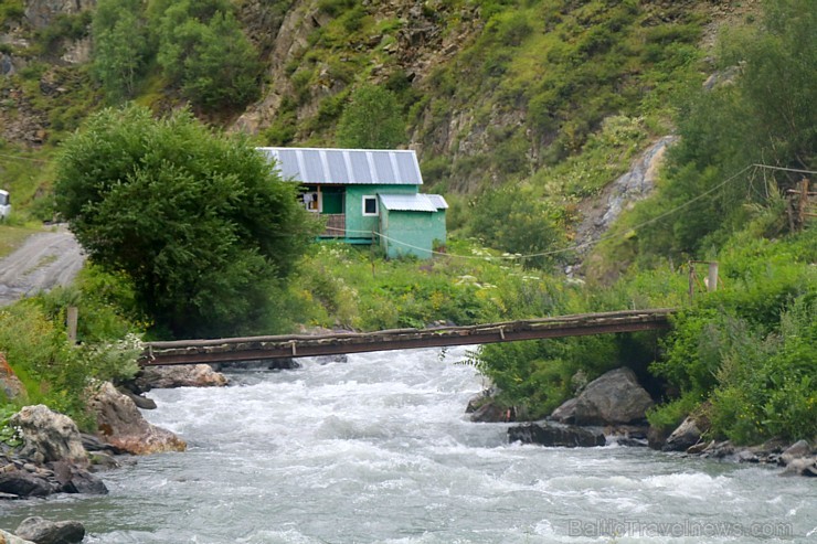 Travelnews.lv apmeklē Mutso ciemu Kaukāza kalnos un iepazīst viduslaiku cietoksni.  Atbalsta: Georgia.Travel 264089