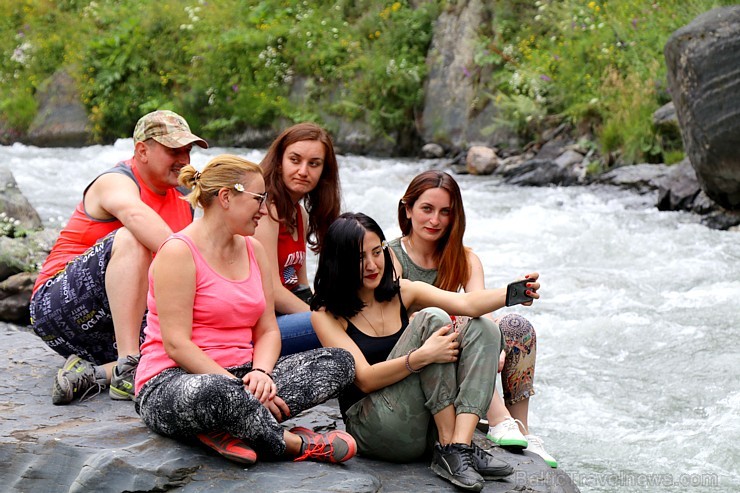 Travelnews.lv apmeklē Mutso ciemu Kaukāza kalnos un iepazīst viduslaiku cietoksni.  Atbalsta: Georgia.Travel 264092