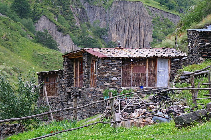 Travelnews.lv apmeklē Mutso ciemu Kaukāza kalnos un iepazīst viduslaiku cietoksni.  Atbalsta: Georgia.Travel 264104