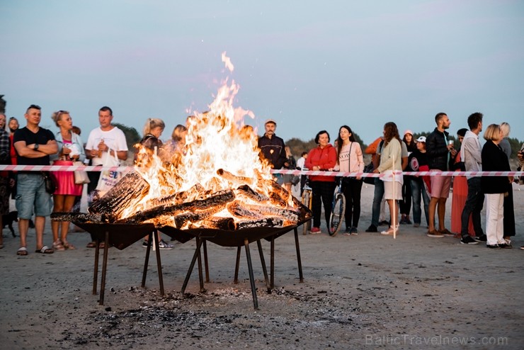 Senās uguns nakts ietvaros sveču un ugunskura gaismā Liepājas pludmalē noslēdzās jau devītais festivāls 
