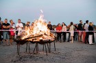 Senās uguns nakts ietvaros sveču un ugunskura gaismā Liepājas pludmalē noslēdzās jau devītais festivāls 
