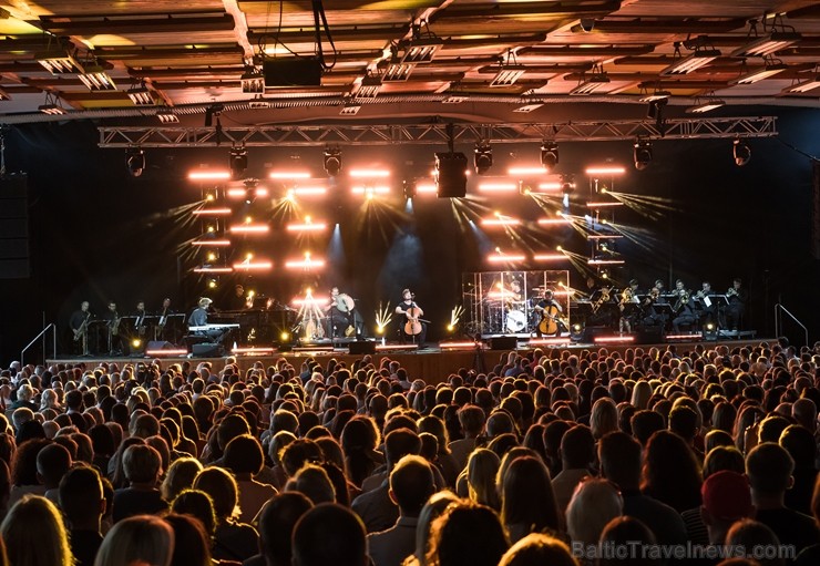 Dzintaru koncertzālē Jūrmalā izskan iespaidīgs vasaras sezonas noslēguma koncerts ar grupas 