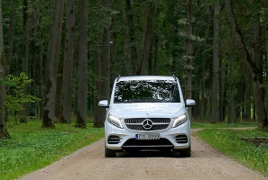 Travelnews.lv apceļo Latviju ar jauno biznesa klases mikroautobusu «Mercedes-Benz V-Klase» 1