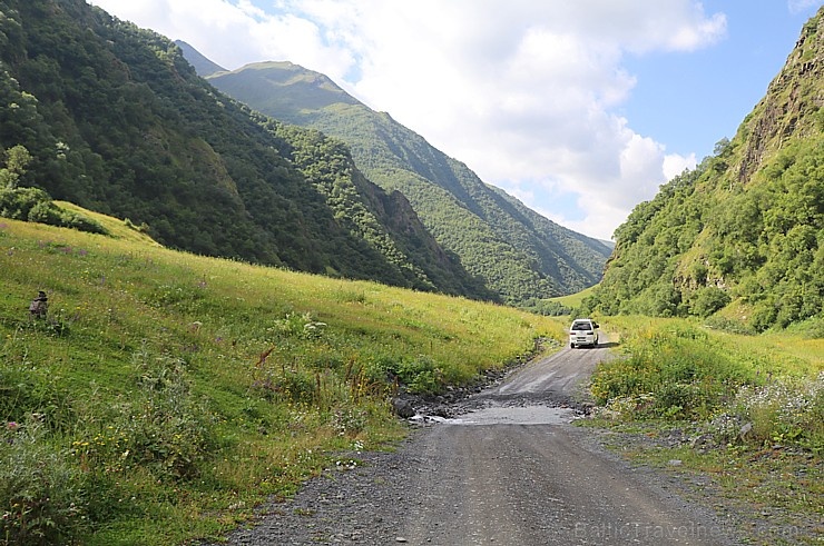 Travelnews.lv ar 4x4 mikroautobusu izbrauc Kaukāza kalnu serpentīnus. Atbalsta: Georgia.Travel 265308