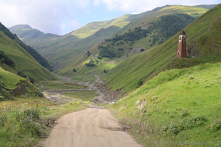 Travelnews.lv ar 4x4 mikroautobusu izbrauc Kaukāza kalnu serpentīnus. Atbalsta: Georgia.Travel 265319