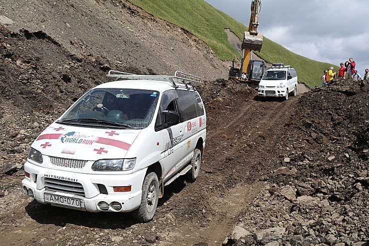 Travelnews.lv ar 4x4 mikroautobusu izbrauc Kaukāza kalnu serpentīnus. Atbalsta: Georgia.Travel 265341