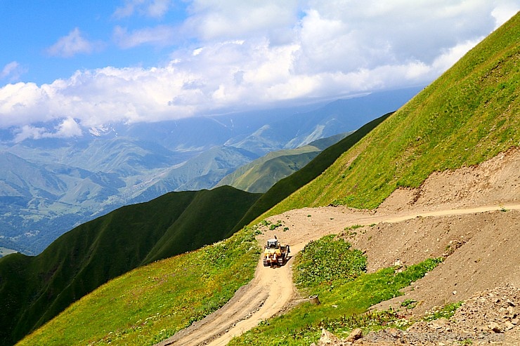 Travelnews.lv ar 4x4 mikroautobusu izbrauc Kaukāza kalnu serpentīnus. Atbalsta: Georgia.Travel 265348