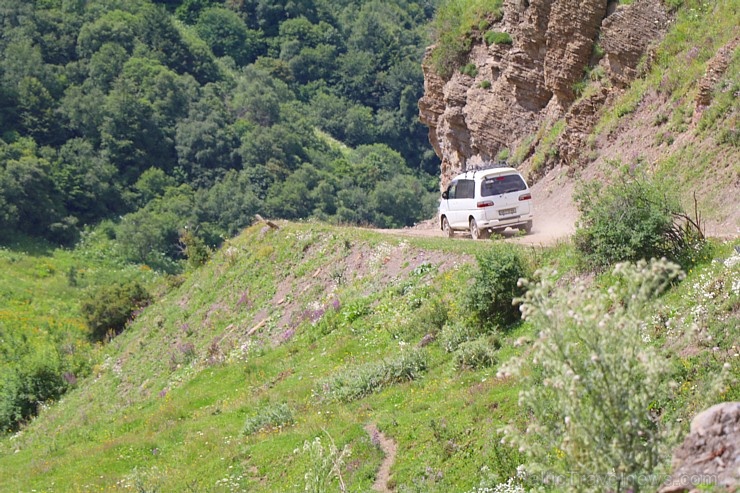 Travelnews.lv ar 4x4 mikroautobusu izbrauc Kaukāza kalnu serpentīnus. Atbalsta: Georgia.Travel 265353