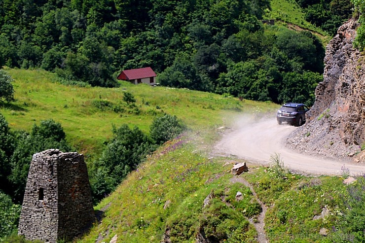 Travelnews.lv ar 4x4 mikroautobusu izbrauc Kaukāza kalnu serpentīnus. Atbalsta: Georgia.Travel 265356