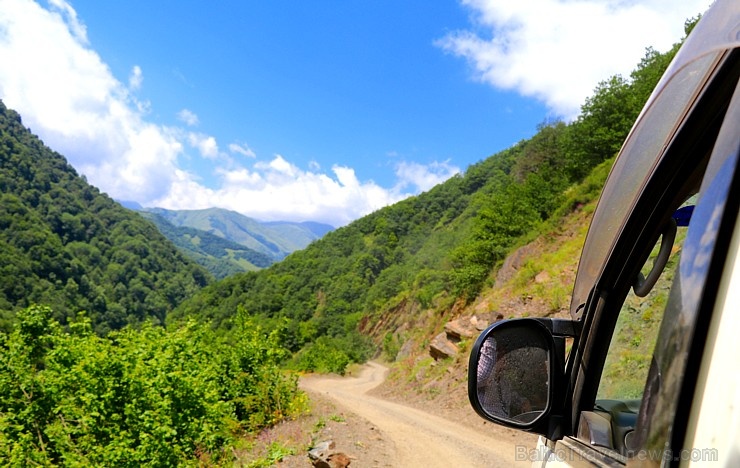 Travelnews.lv ar 4x4 mikroautobusu izbrauc Kaukāza kalnu serpentīnus. Atbalsta: Georgia.Travel 265359