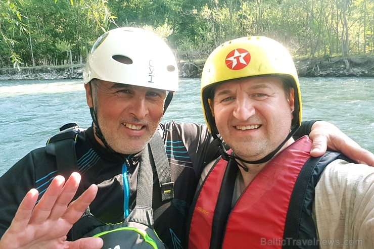 Pēc Kaukāza kalna upes raftinga ēstgriba ir milzīga. Atbalsta: Georgia.Travel 265395