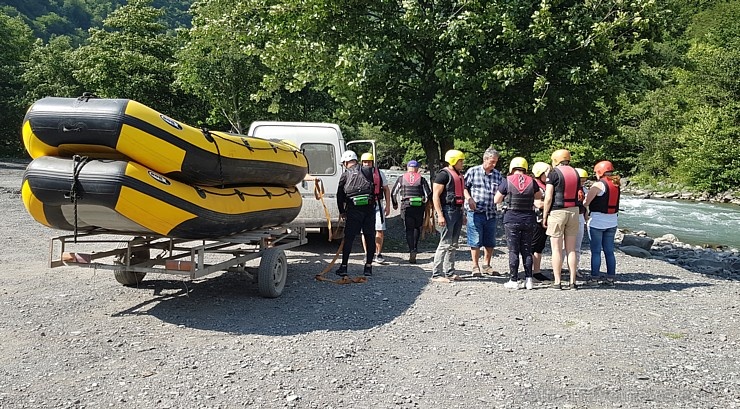 Pēc Kaukāza kalna upes raftinga ēstgriba ir milzīga. Atbalsta: Georgia.Travel 265396
