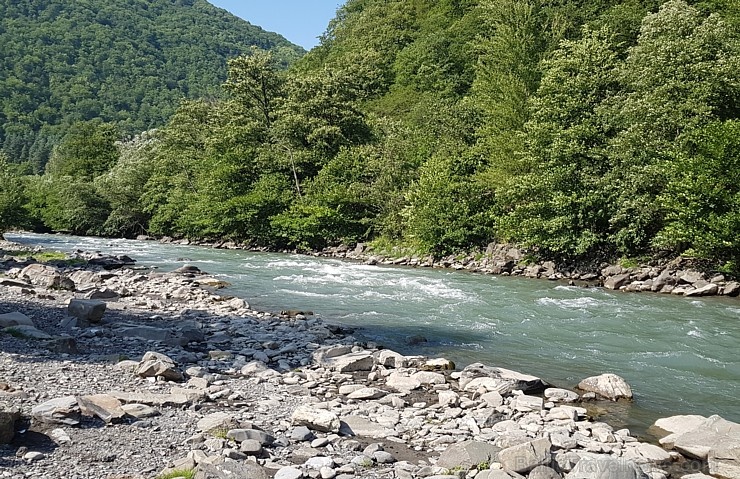 Pēc Kaukāza kalna upes raftinga ēstgriba ir milzīga. Atbalsta: Georgia.Travel 265397