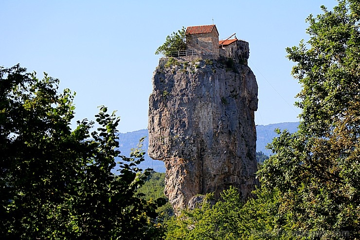 Travelnews.lv apmeklē klinšu torni Katskhi Pillar, kur 40 metru augstumā atrodas klosteris. Atbalsta: Georgia.Travel 265685