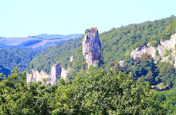 Travelnews.lv apmeklē klinšu torni Katskhi Pillar, kur 40 metru augstumā atrodas klosteris. Atbalsta: Georgia.Travel 265686