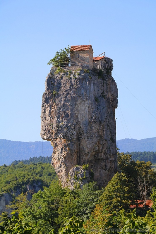 Travelnews.lv apmeklē klinšu torni Katskhi Pillar, kur 40 metru augstumā atrodas klosteris. Atbalsta: Georgia.Travel 265689