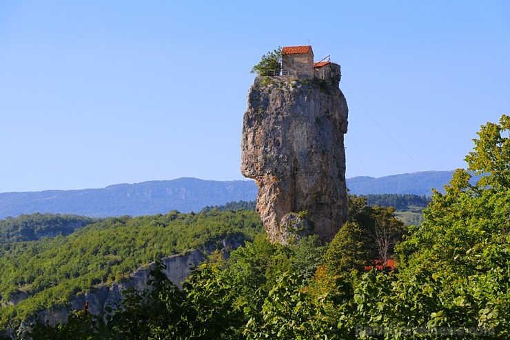 Travelnews.lv apmeklē klinšu torni Katskhi Pillar, kur 40 metru augstumā atrodas klosteris. Atbalsta: Georgia.Travel 265691