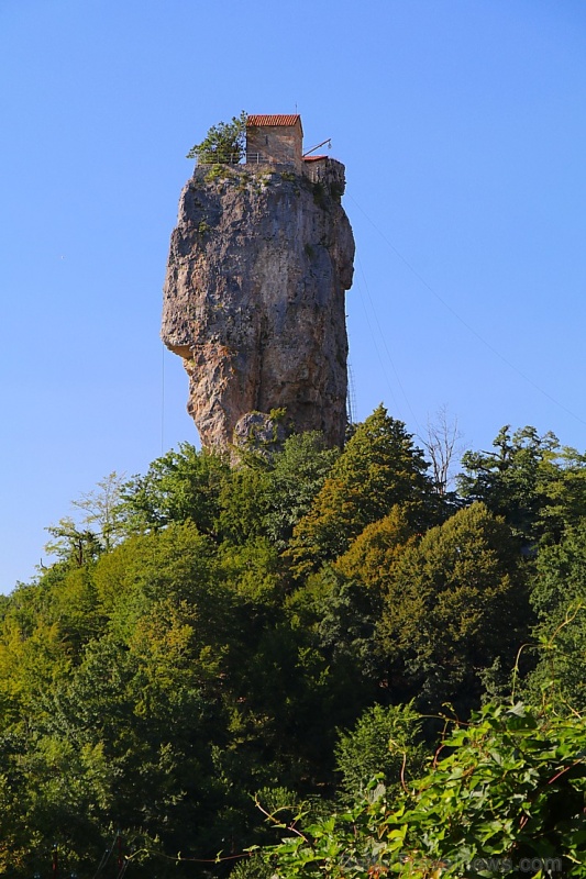 Travelnews.lv apmeklē klinšu torni Katskhi Pillar, kur 40 metru augstumā atrodas klosteris. Atbalsta: Georgia.Travel 265692