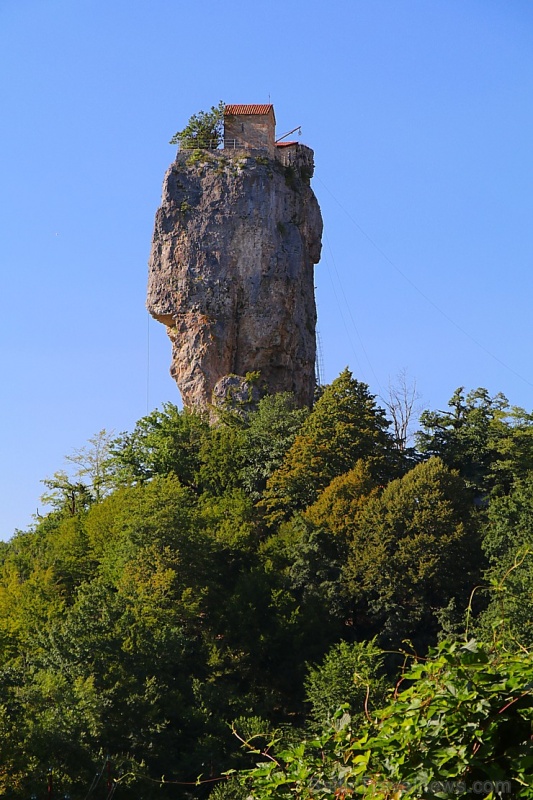 Travelnews.lv apmeklē klinšu torni Katskhi Pillar, kur 40 metru augstumā atrodas klosteris. Atbalsta: Georgia.Travel Travelnews.lv apmeklē klinšu torni Katskhi Pillar, kur 40 metru augstumā atrodas klosteris. Atbalsta: Georgia.Travel 265692