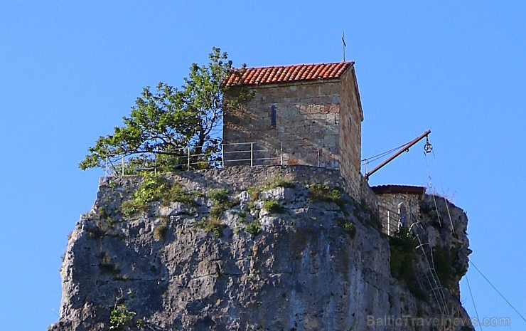 Travelnews.lv apmeklē klinšu torni Katskhi Pillar, kur 40 metru augstumā atrodas klosteris. Atbalsta: Georgia.Travel 265693