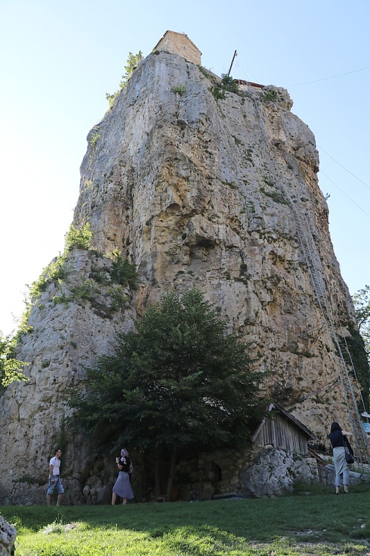 Travelnews.lv apmeklē klinšu torni Katskhi Pillar, kur 40 metru augstumā atrodas klosteris. Atbalsta: Georgia.Travel 265694