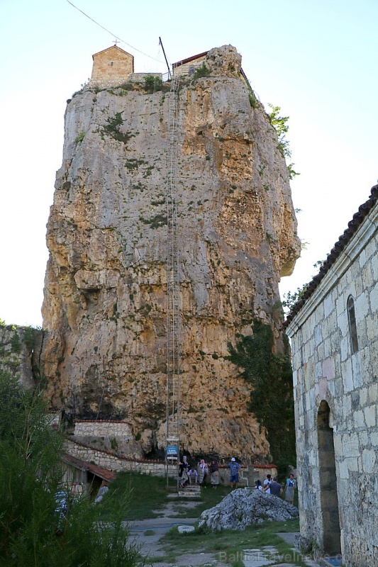 Travelnews.lv apmeklē klinšu torni Katskhi Pillar, kur 40 metru augstumā atrodas klosteris. Atbalsta: Georgia.Travel 265702