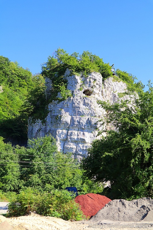 Travelnews.lv apmeklē klinšu torni Katskhi Pillar, kur 40 metru augstumā atrodas klosteris. Atbalsta: Georgia.Travel 265709