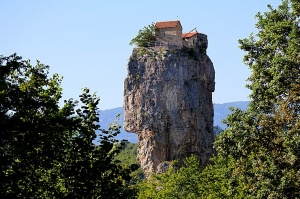 Travelnews.lv apmeklē klinšu torni Katskhi Pillar, kur 40 metru augstumā atrodas klosteris. Atbalsta: Georgia.Travel 1