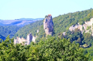 Travelnews.lv apmeklē klinšu torni Katskhi Pillar, kur 40 metru augstumā atrodas klosteris. Atbalsta: Georgia.Travel 2