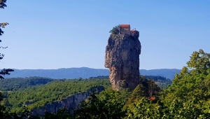 Travelnews.lv apmeklē klinšu torni Katskhi Pillar, kur 40 metru augstumā atrodas klosteris. Atbalsta: Georgia.Travel 3
