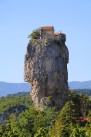 Travelnews.lv apmeklē klinšu torni Katskhi Pillar, kur 40 metru augstumā atrodas klosteris. Atbalsta: Georgia.Travel 5